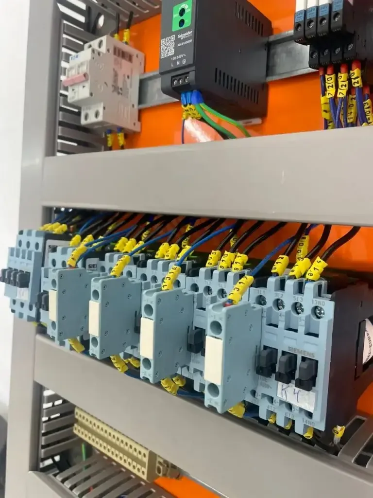 Painel elétrico industrial com contatores e cabos identificados