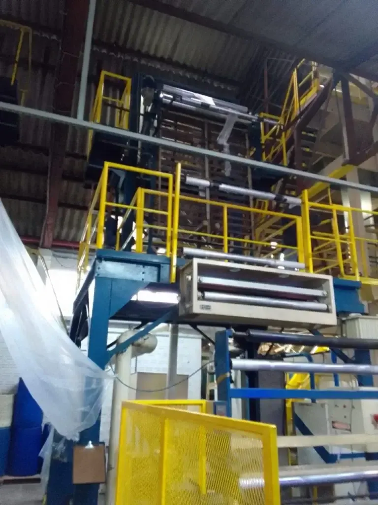 Torre de extrusão de filme com plataformas, escadas e guarda-corpos amarelos