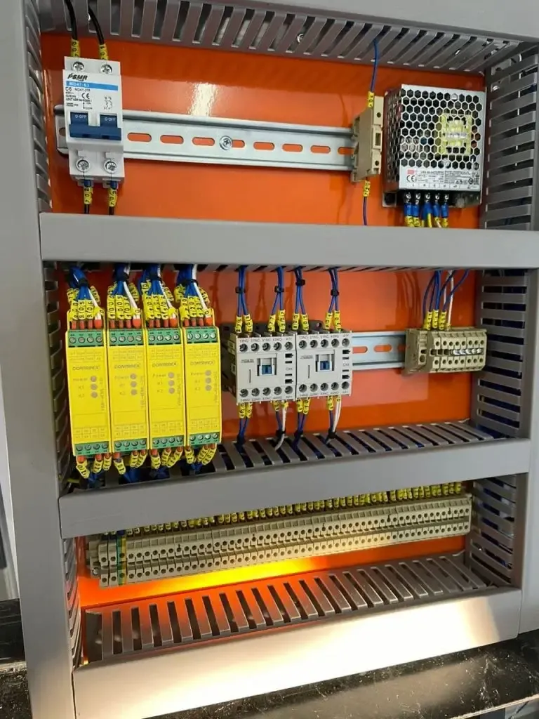 Painel de comando com relés de segurança, contatores e bornes com fios identificados